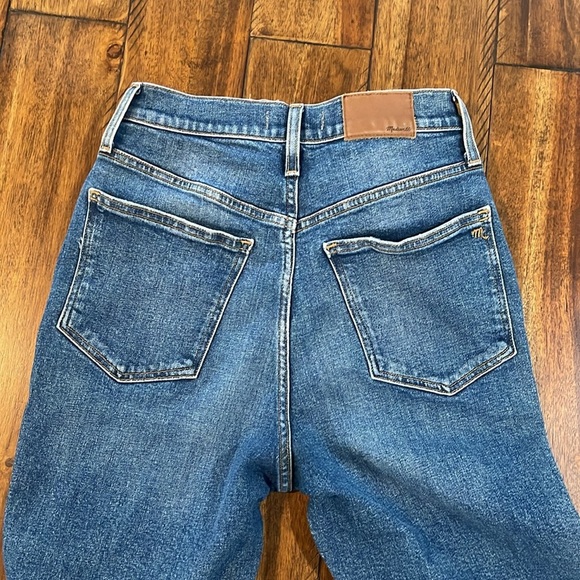 Madewell Momjean size 26 Blue Medium Wash Distressed high rise high Waisted - Picture 3 of 13